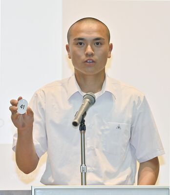 くじを引く宇工の選手