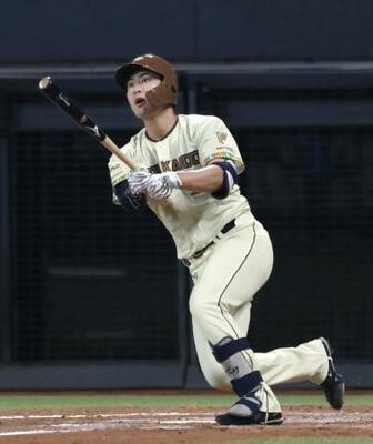 　５回日本ハム無死、宮崎が左越えにプロ初本塁打を放つ＝エスコンフィールド