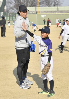 選手とハイタッチする球児＝エイジェックスタジアム