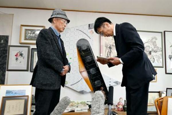 北海道公安委員会からの謝罪の言葉を受ける道猟友会砂川支部長の池上治男さん(左)=9日午前、北海道砂川市