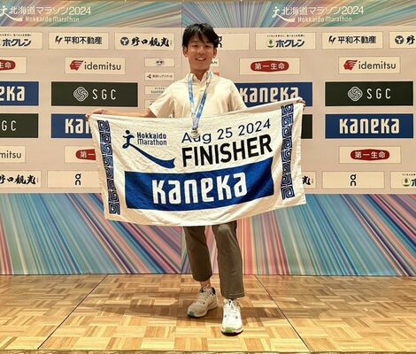 北海道マラソン男子で２位となり表彰式後に笑顔を見せる吉岡＝札幌市