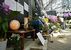 県内の工芸品とランが並ぶ展示会場