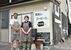店先に立つ堀井さん夫妻
