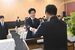 内定通知書を受け取る栃銀の内定者＝１日午前、宇都宮市