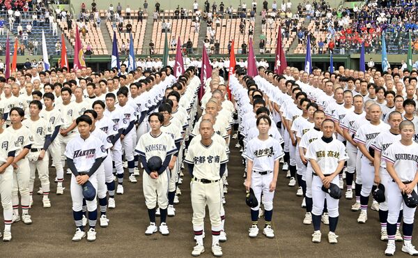 ずらりと整列して開会式に臨む選手たち＝９日午前９時25分、宇都宮市のエイジェックスタジアム、広瀬華撮影