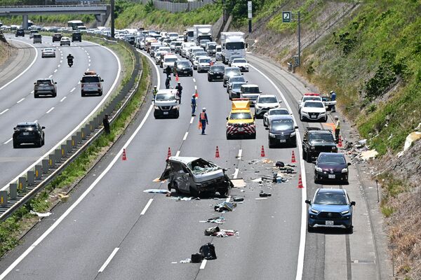 大破した乗用車と事故で発生した渋滞の車列＝31日午後０時10分、宇都宮市下荒針町