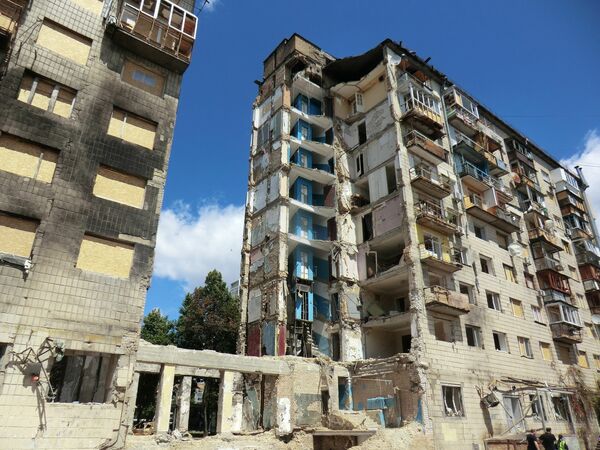 ミサイル攻撃を受けて崩壊したキーウ市内の集合住宅＝７月３日、中坪央暁撮影