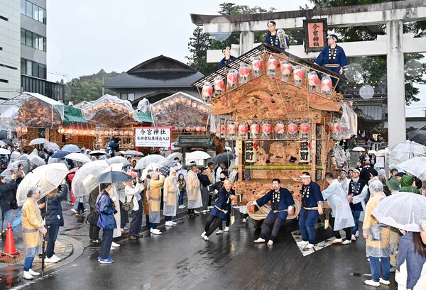 今宮神社から一番に引き出される上田町の彫刻屋台=11日午後4時35分、鹿沼市今宮町
