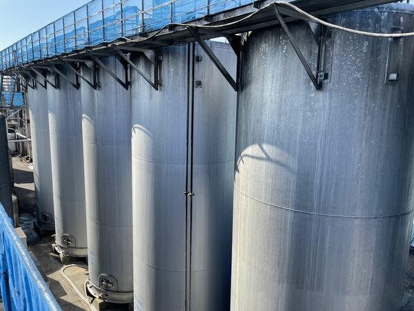 高さ８～１２メートルある巨大な貯蔵・熟成タンク群＝栃木市