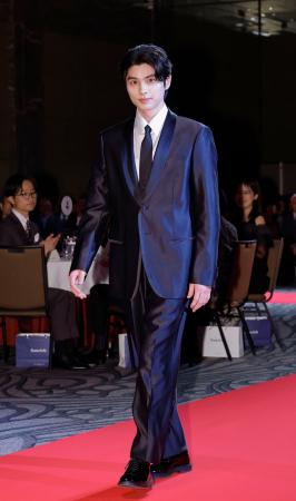 　「第５４回ベストドレッサー賞」の発表・授賞式でレッドカーペットを歩く本田響矢さん＝２６日午後、東京都渋谷区