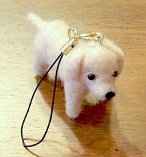 羊毛フェルトで作った犬のストラップ
