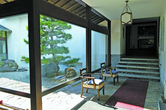 枯山水の中庭を囲む回廊