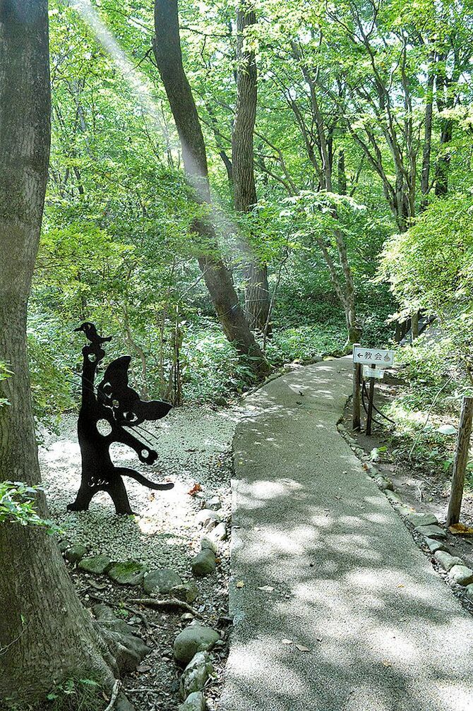 自然を生かした庭園でネコたちがお出迎えします