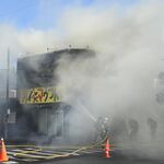 小山のラーメン店で火災、店舗全焼　「煙…