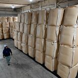 備蓄米、栃木県内でも保管　倉庫内に積み上げられた１トン袋　品質管理も徹底