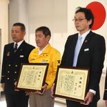 一万人プールで心肺停止の２歳児救助　消防が銀行員男性らに感謝状　命助か…