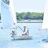水上スポーツの魅力を知って　県などがセーリング体験会　小中学生40人が…