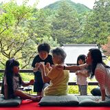 縁側で静謐なひととき　大田原・雲巌寺本堂、カフェに