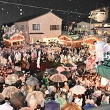 「鹿沼秋まつり」が開幕　26台の彫刻屋台、境内に集結　雨の中で迫力の「ぶっつけ」披露
