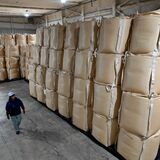 備蓄米、栃木県内でも保管　倉庫内に積み上げられた１トン袋　品質管理も徹底