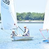 水上スポーツの魅力を知って　県などがセーリング体験会　小中学生40人が参加
