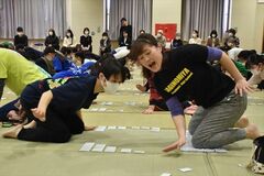 静かに熱く、札に集中　那須塩原で関東北かるた