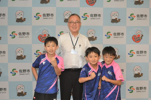 金子市長から激励を受けた鈴木陽大君（左）、鈴木晴大君（右から２人目）、石川君（右）