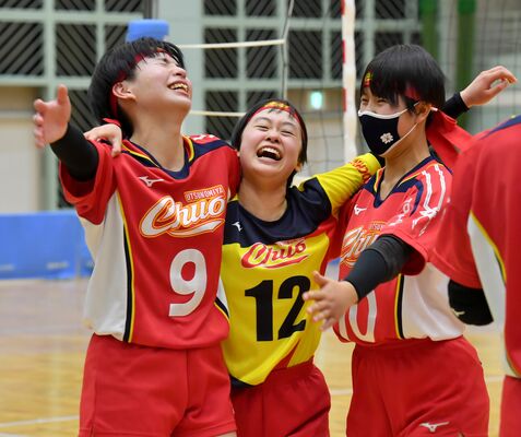 接戦を制し、歓喜する宇都宮中央女・宇都宮中央の選手たち＝12日、県北体育館