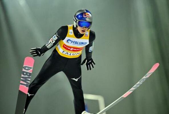 　Ｗ杯ジャンプ男子個人第３戦、小林陵侑の跳躍＝２５日、ファルン（ロイター＝共同）