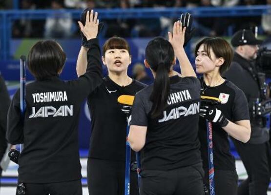 　米国戦でタッチを交わす小谷優奈ら（左から２人目）ら＝１４日、コルティナダンペッツォ（共同）