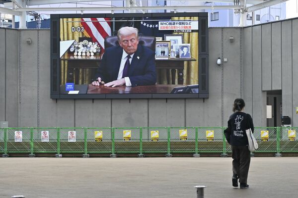 トランプ米大統領就任のニュース映像が流れるオリオンスクエア＝21日午後０時５分、宇都宮市江野町