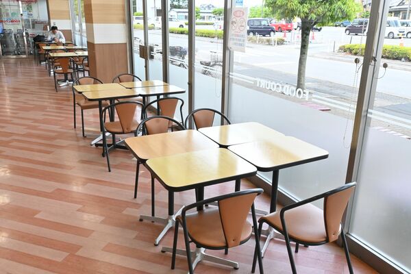 クーリングシェルターに指定されているベイシア矢板店のフードコート＝17日午前、矢板市末広町