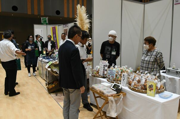 ５年ぶりに対面形式で開かれた商談会＝１１日午前、宇都宮市内