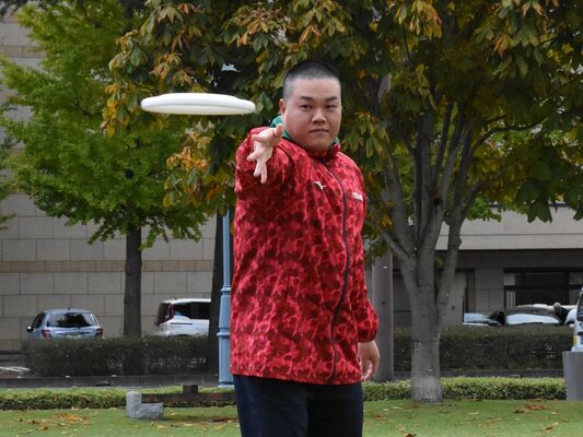 県警職員として初出場した障スポで、フライングディスクの金メダルを獲得した斉藤さん＝11月上旬、宇都宮市塙田１丁目