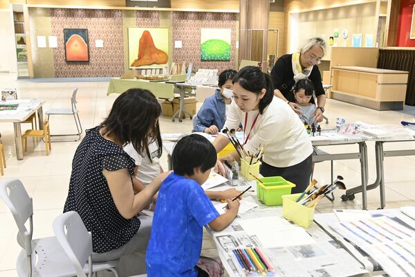 個展とともにワークショップを行った西川さん（右）。奥中央の作品が「イマスカ」