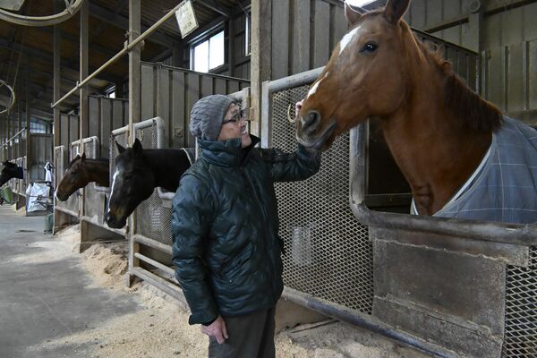 厩舎で馬の健康管理をする俊介さん