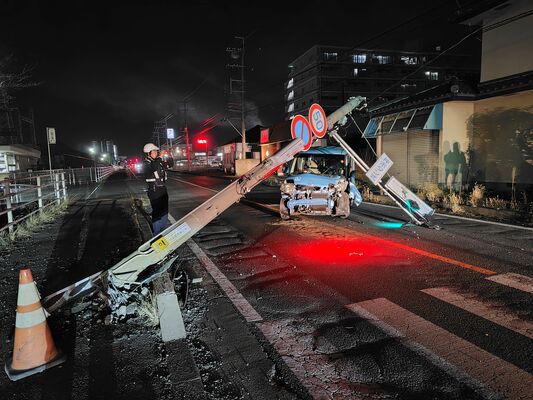道路に倒れた信号柱＝17日夜、小山市