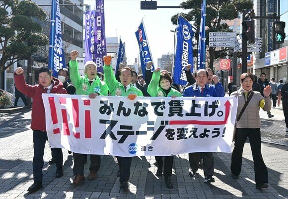 賃上げ実現を訴えデモ行進する吉成会長（左から３人目）ら＝17日午前、宇都宮市