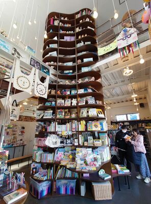 店内にそびえ立つ高さ約６・２メートルのブックツリー