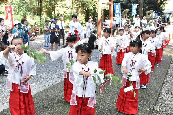 かわいらしく豊栄舞を奉納する子どもたち