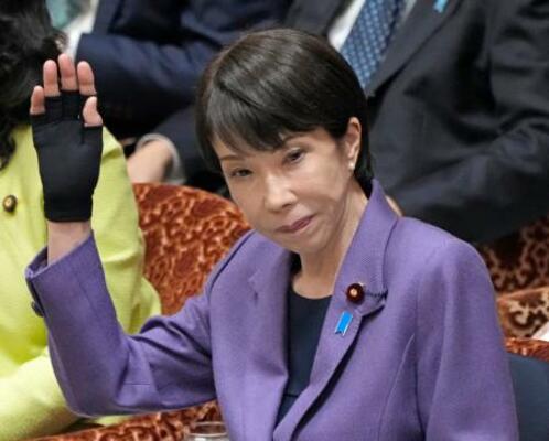 　衆院予算委で答弁のため挙手する高市首相＝２７日午前
