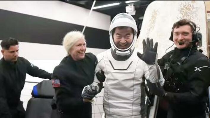 地球に帰還し、手を振る油井亀美也飛行士(右から2人目)=15日、米カリフォルニア州沖(NASAの中継映像から)