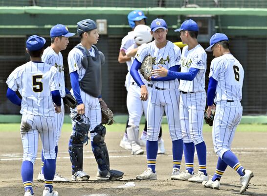 １回、２死二塁のピンチでマウンドに集まる青藍泰斗ナイン＝エイジェック