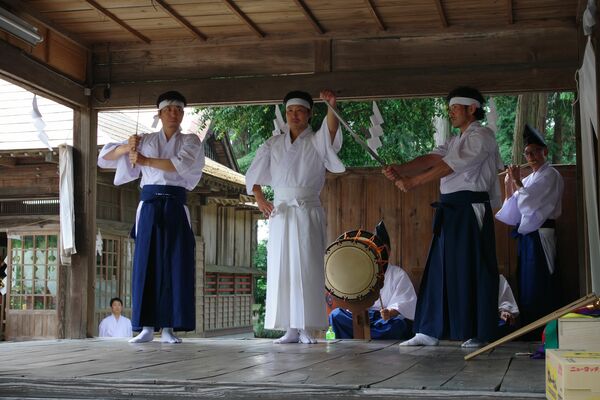 神楽殿で奉納された「剣の舞」