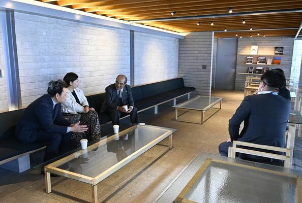 新設されたラウンジを利用する内覧会の出席者ら