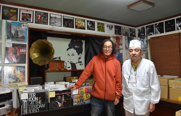 レコードが並ぶ店内。八木沢さん（左）と今泉さん