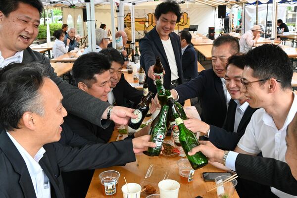 笑顔で乾杯する会社員ら