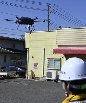 閑馬町地内の配送拠点から、商品を積載し飛駒町に向けて飛び立つドローン