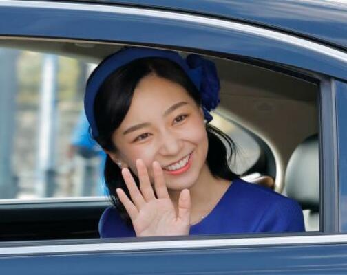 　皇居に入られる秋篠宮家の次女佳子さま＝２９日午前、半蔵門