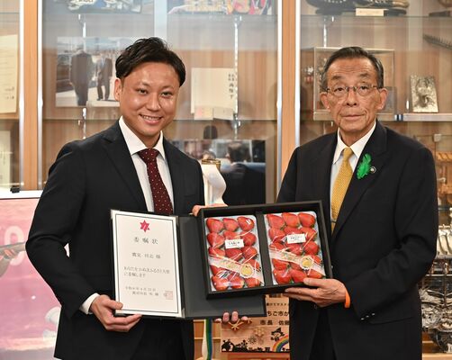 委嘱状を手にする鷹見さん（左）